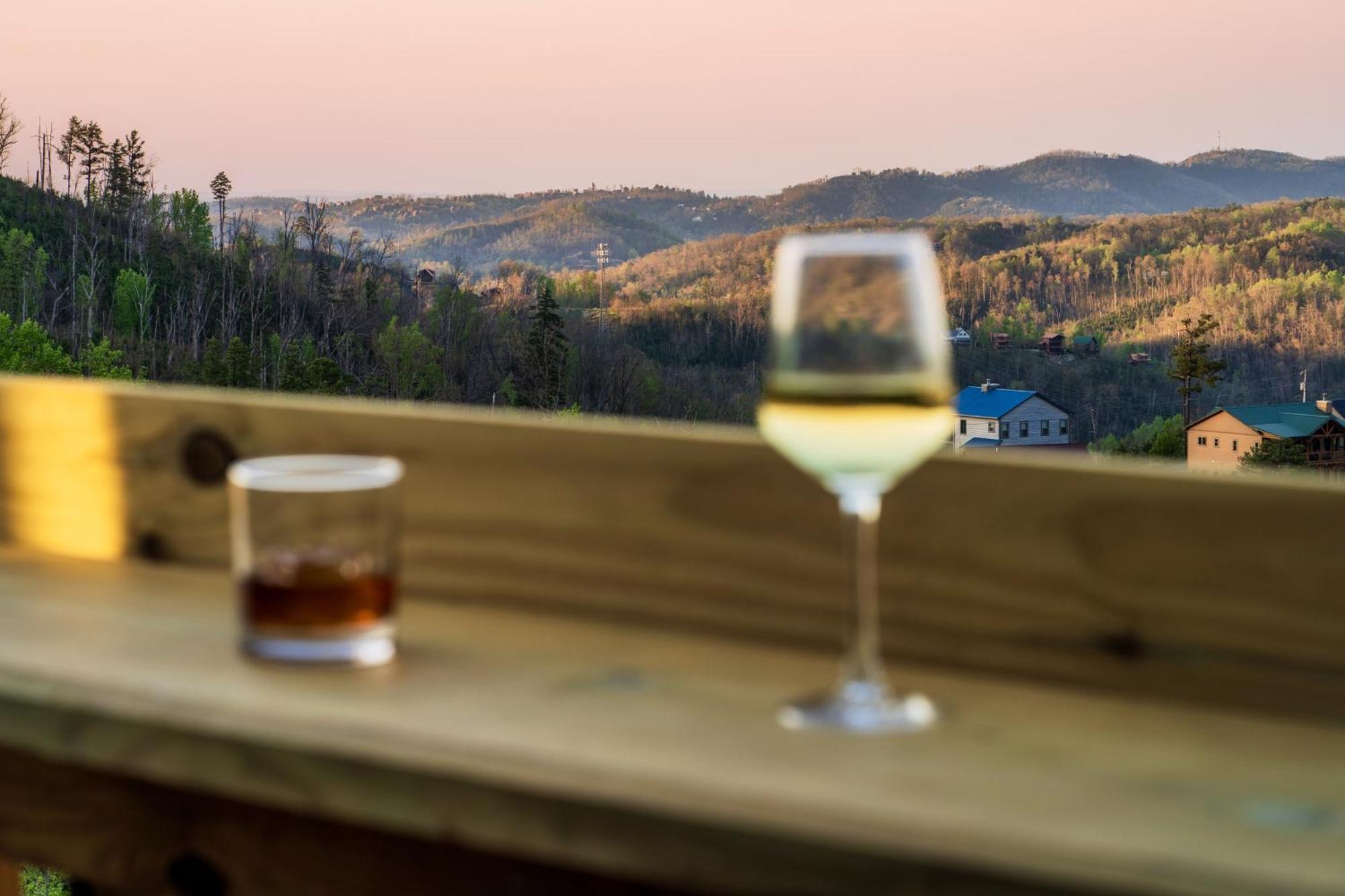 Mountainscape - Brand New Cabin W Views - Hottub - Firetable - Ps5 - Pooltable - 3 Pools Gatlinburg Ngoại thất bức ảnh